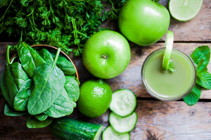 Green Juice with Apples, Cucumbers, and Limes