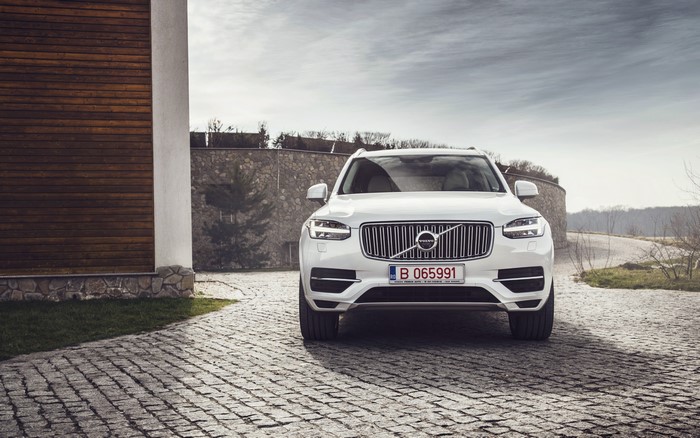 White Volvo XC90 Front View