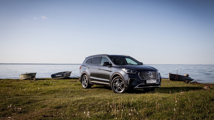 2016 Grand Santa Fe Hyundai by the water