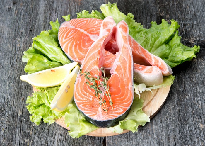 Salmon steaks with lettuce and lemon slices