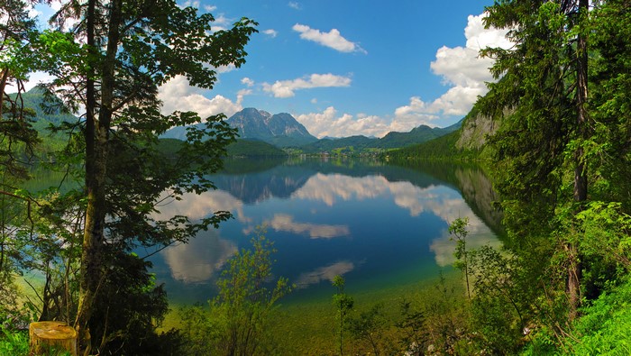 4K Altausseer See Lake in Austria with Mountains and Trees