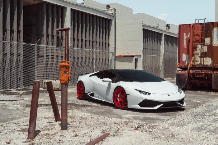 White Lamborghini Huracan LP610-4 with red wheels