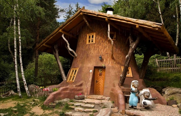 Treehouse-shaped house in a forest in the Czech Republic