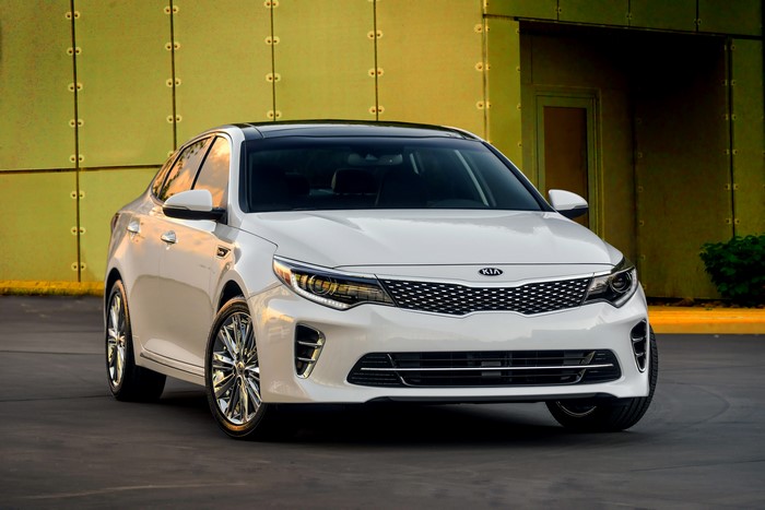 White Kia Optima 4K