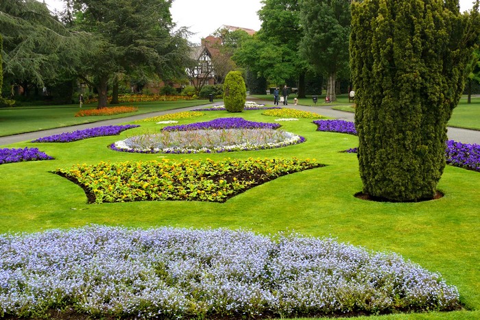 Chester Park flower beds and manicured lawns