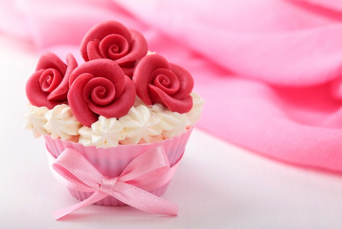 Cupcake with red roses and pink bow