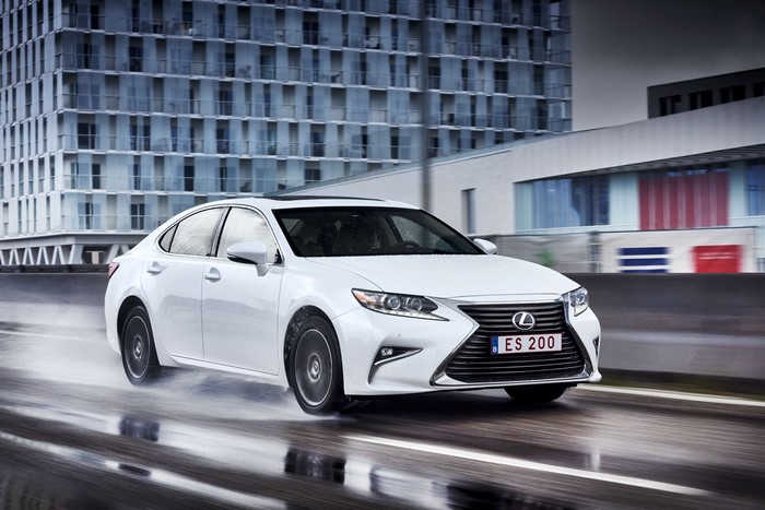 White Lexus ES 200 in motion