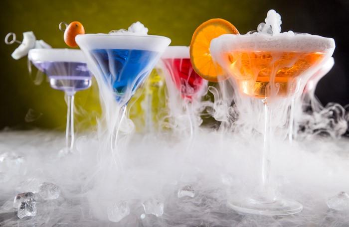 Cocktails with dry ice and garnishes