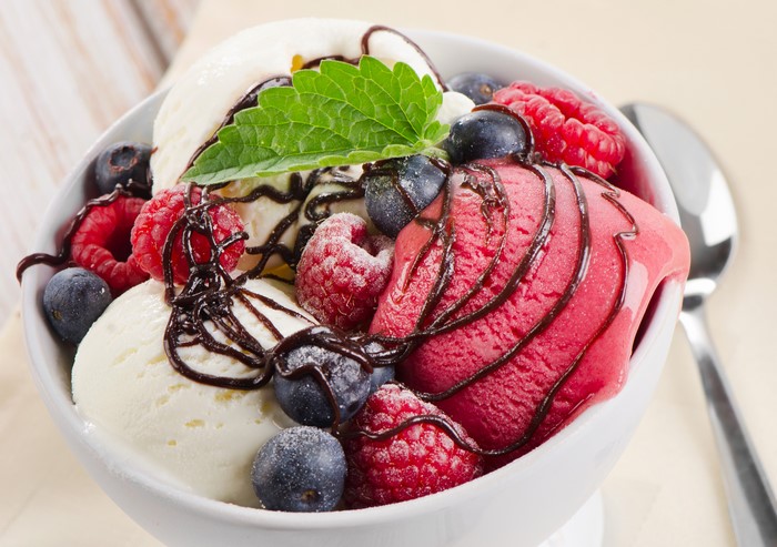 Ice cream with berries and chocolate sauce