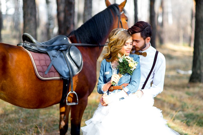 Couple with horse and bouquet