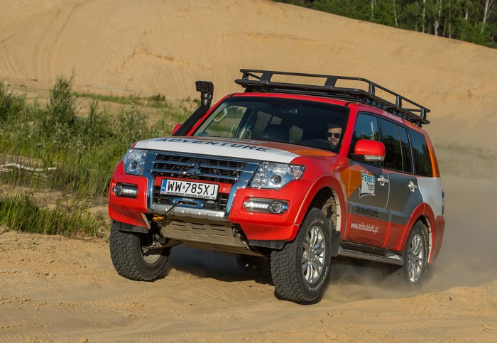 4K 2015-16 Mitsubishi Pajero Adventure
