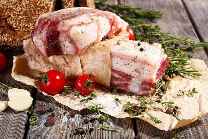 Raw meat with tomatoes, garlic, and bread
