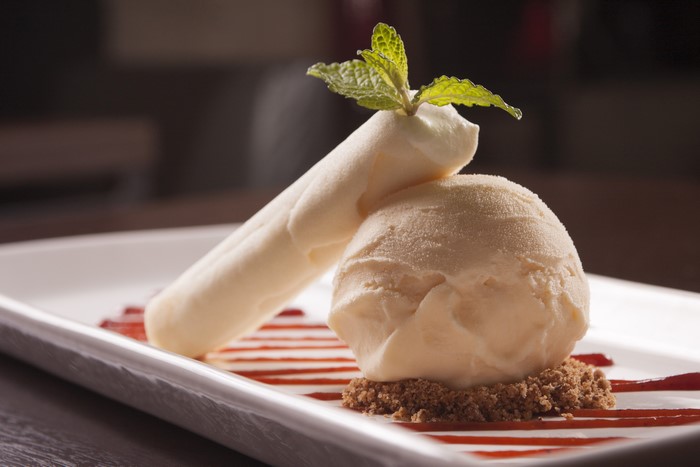 Ice cream with meringue and mint