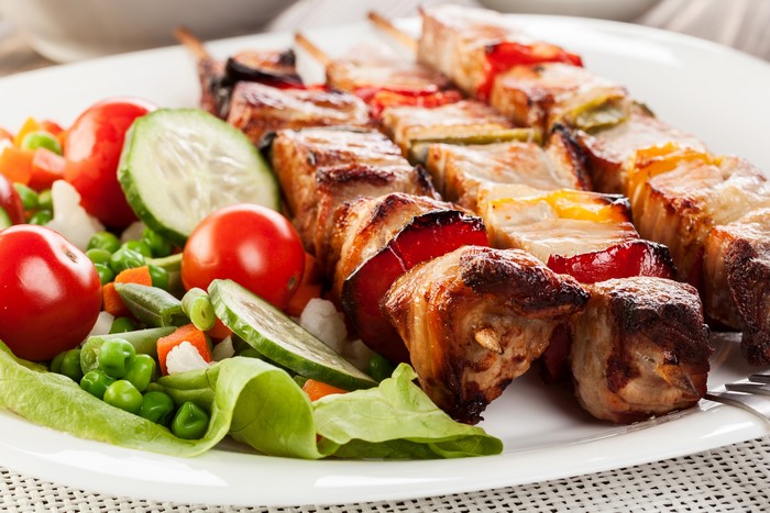 Meat skewers with fresh vegetables