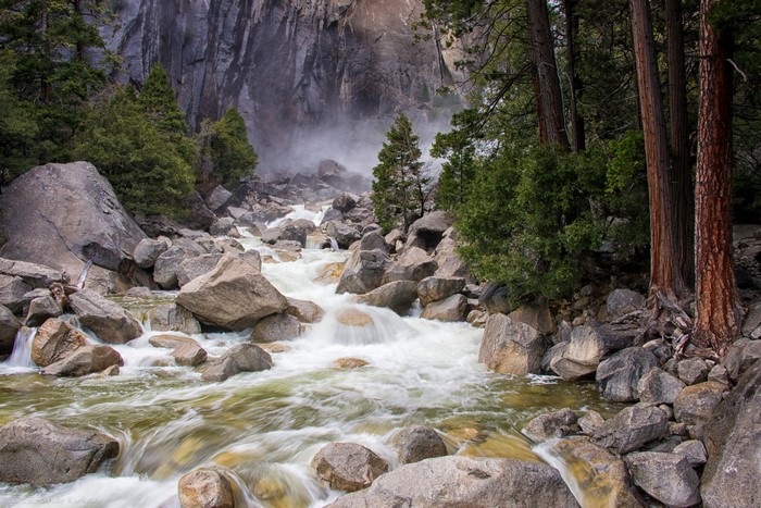 4K Yosemite National Park stream and rocks