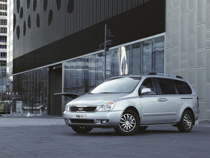 4K Silver KIA VQ-R Minivan