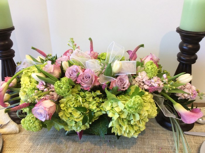 Floral arrangement with roses and hydrangeas