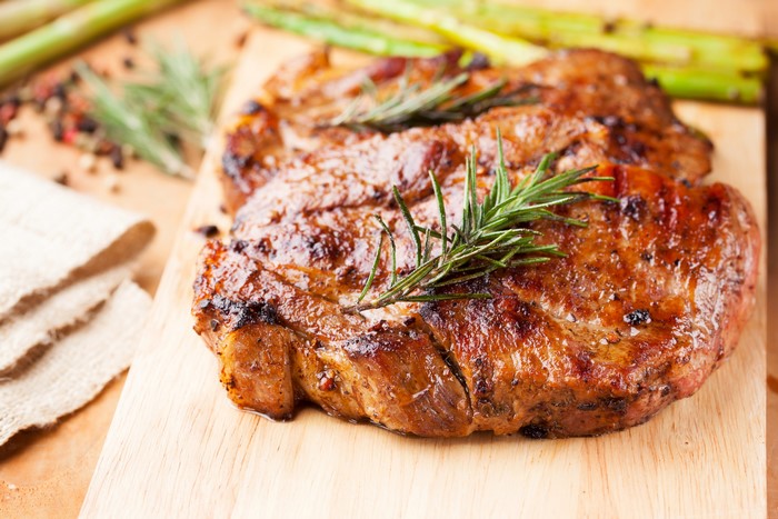Grilled meat with rosemary and asparagus
