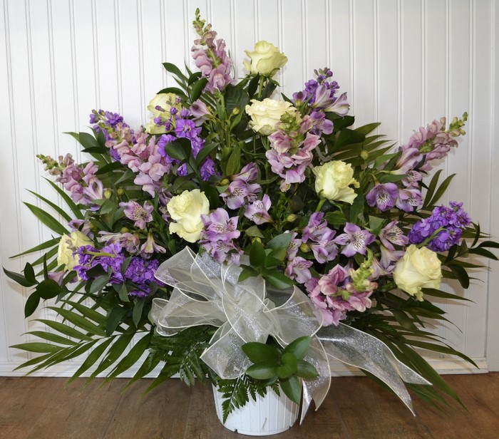 Floral arrangement with roses and snapdragons