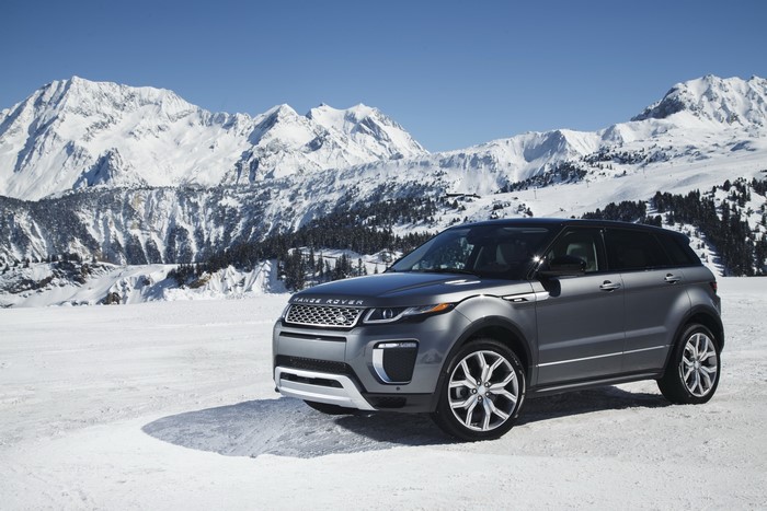 4K Range Rover Evoque in Snowy Mountains