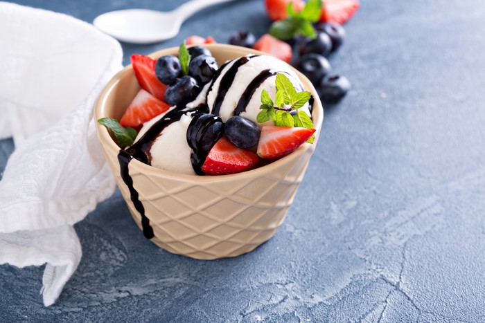 Ice cream with berries and chocolate sauce