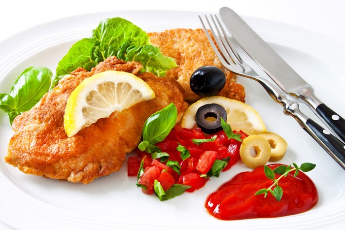 4K Fried Fish with Lemon and Olives