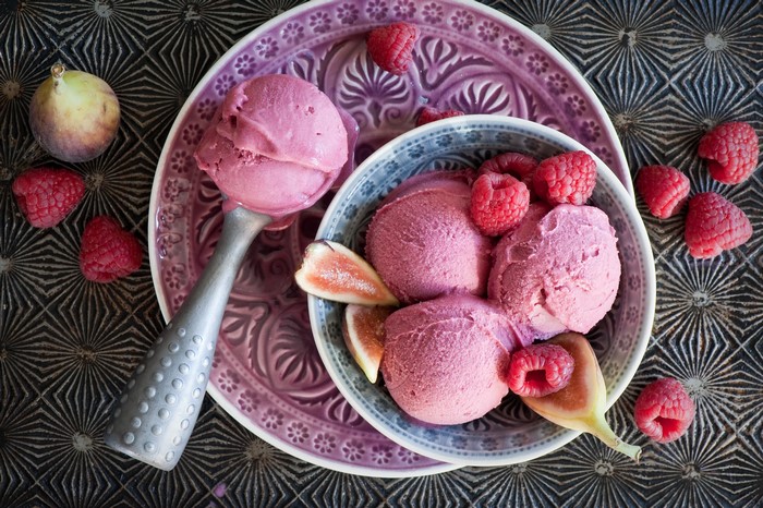 Raspberry ice cream with figs and raspberries