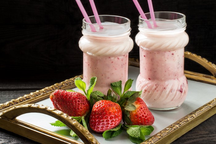 Strawberry Smoothies with Strawberries and Mint