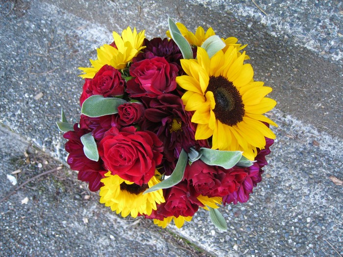 Bouquet of red roses and sunflowers