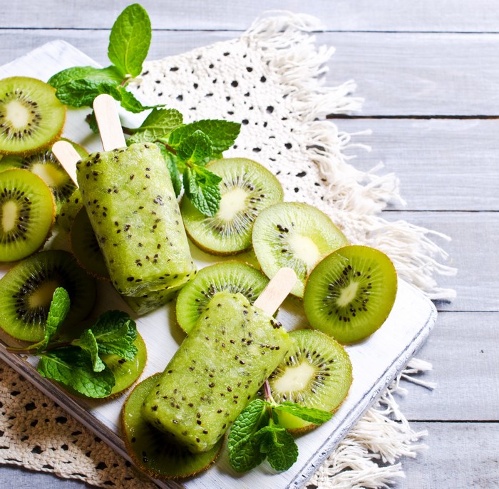 Kiwi popsicles with mint and sliced kiwi