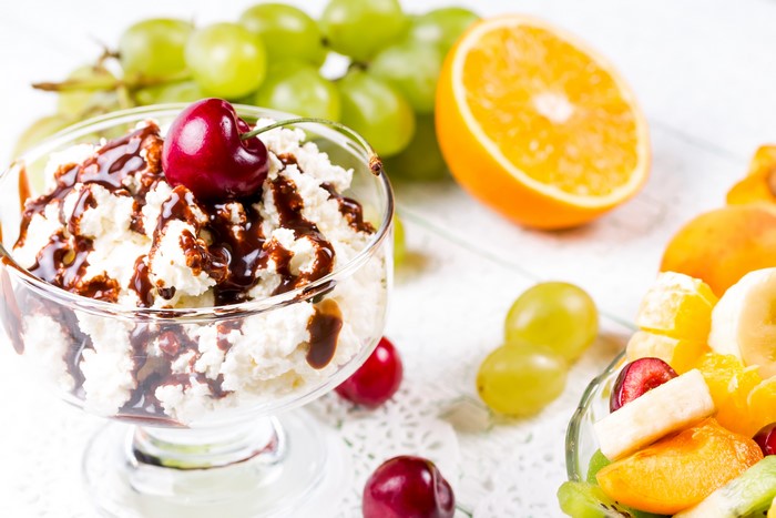 Cottage cheese with chocolate and fruit