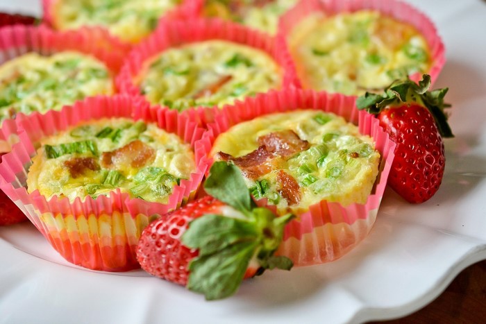 Mini quiches with bacon and strawberries