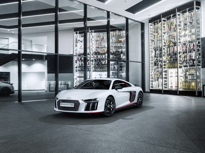 White Audi R8 V10 Plus selection 24h