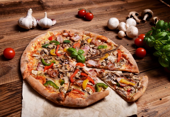 Pizza with Tomatoes, Mushrooms, and Garlic
