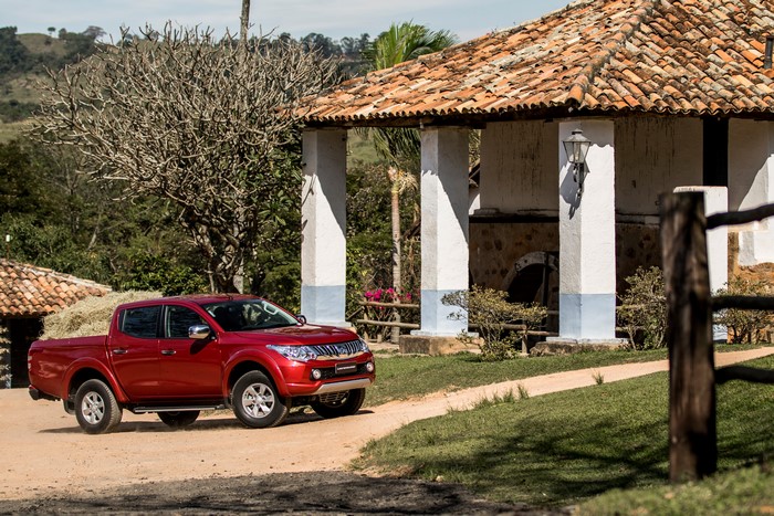 Red 2016 Mitsubishi L200 Triton Sport Latam