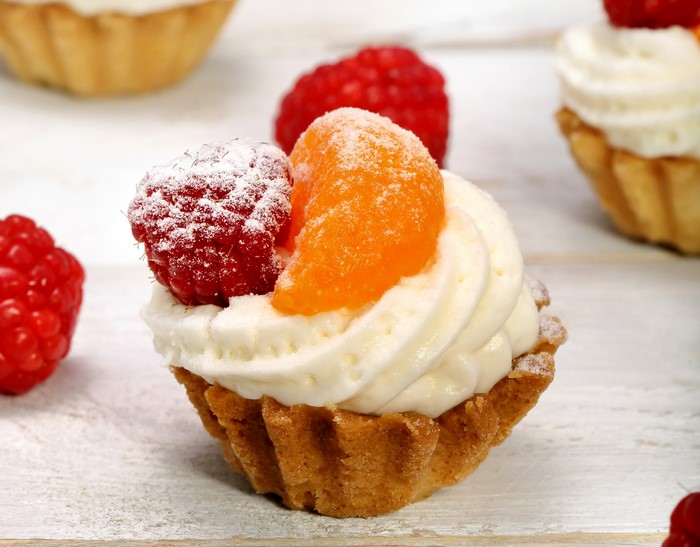 Little cakes with raspberries and tangerine