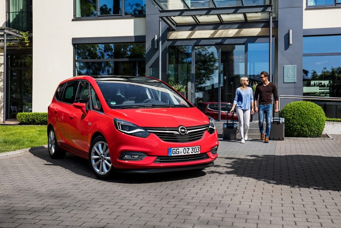 Red Opel Zafira Turbo with couple at hotel