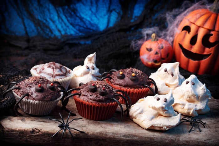 Halloween cupcakes with spiders and pumpkins