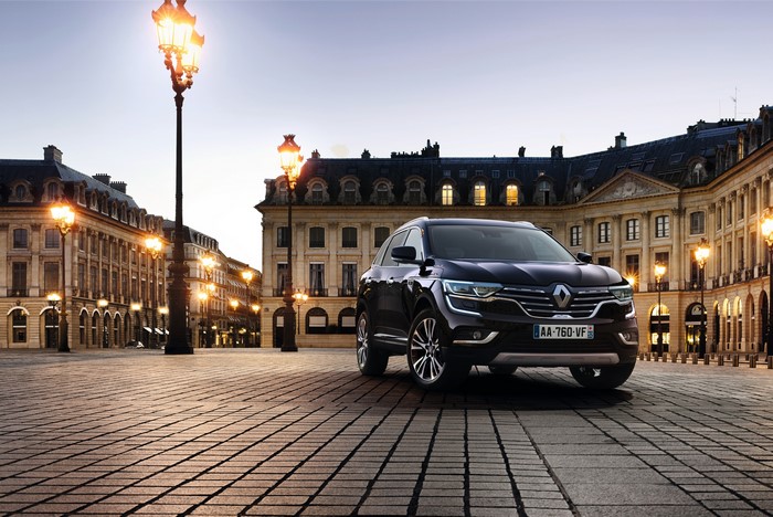 4K Renault Koleos Initiale Paris on Parisian Street