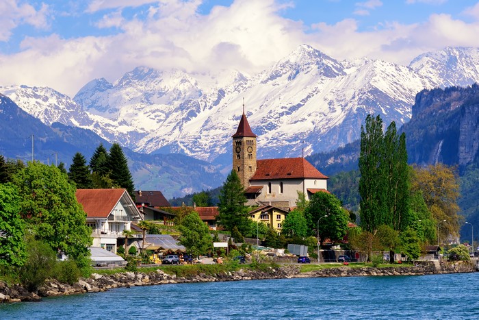 4K Brienz Lake and Snowy Swiss Alps View