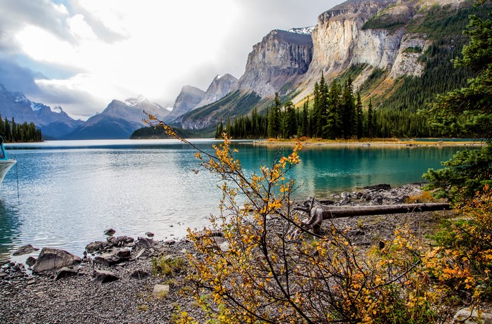 Maligne Lake Spirit Island Alberta Canada Mountains Lake Autumn