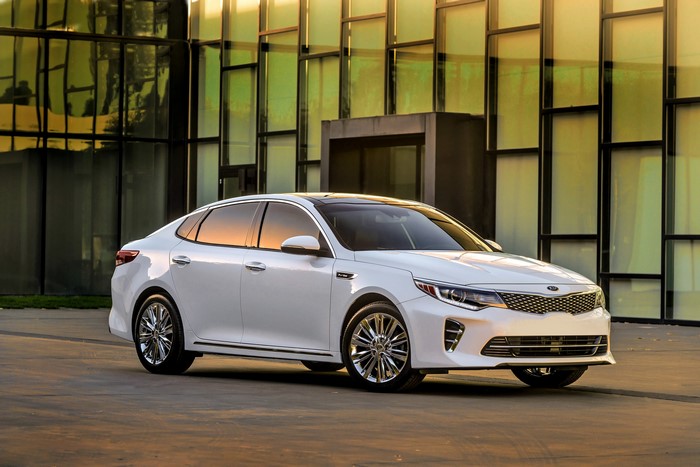 White Kia Optima 4K