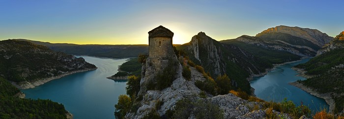 La Pertusa Fortress overlooking a lake in Spain at sunset