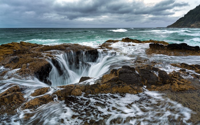 Thor's Well on the Oregon Coast, Pacific Ocean