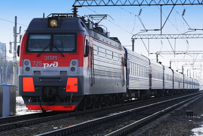 EP1M 725 Locomotive with Train