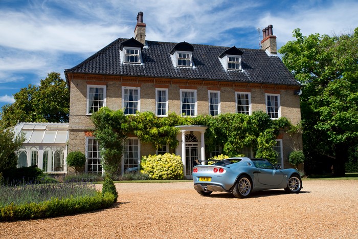 Lotus Elise 250 Special Edition in front of a house
