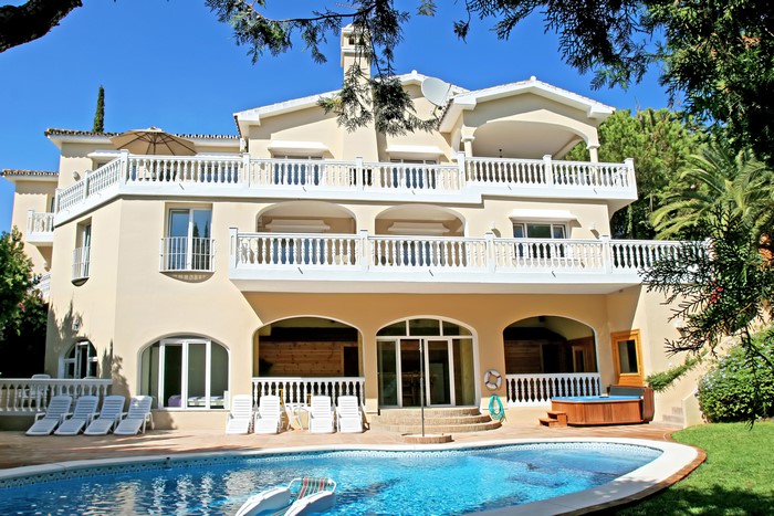 Luxury Villa with Swimming Pool and Hot Tub