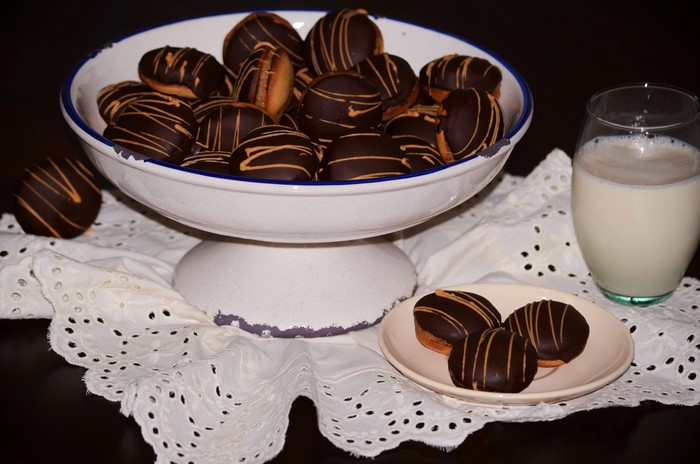 Chocolate drizzled cookies with milk