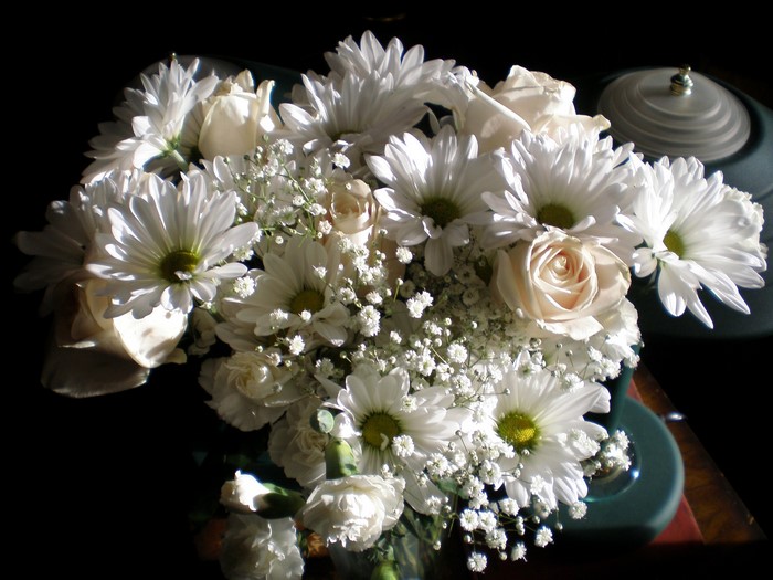 White bouquet of roses and chrysanthemums