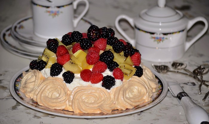 Pavlova with Mixed Berries and Kiwi